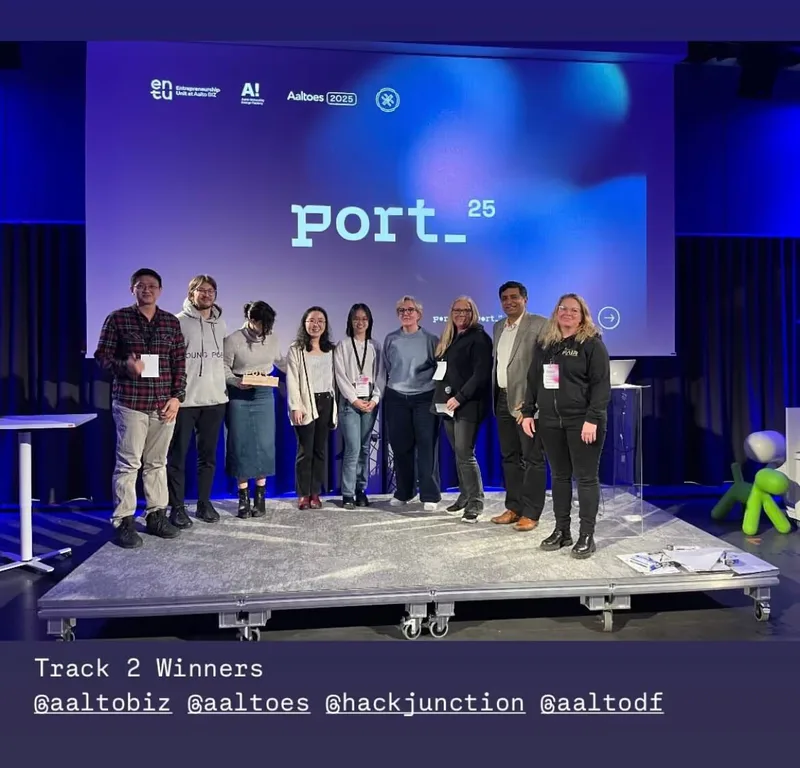 Picture of the entire winning Port hackathon team together with the judges